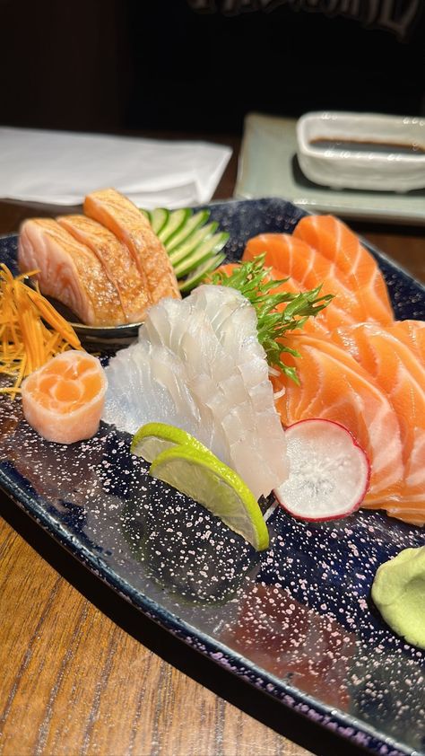 Salmon Sashimi Aesthetic, Sashimi Aesthetic, Rainbow Restaurant, Salmon Raw, Salmon Sashimi, Light Appetizers, Salmon Dinner, Japan Food, Instagram Food