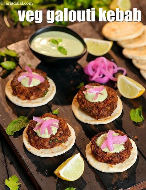 Galouti Kebab On Crispy Naan recipe Snacks For Party Indian, Kebab Plating Ideas, Vegetarian Snacks For Party, Starter Plating Ideas, Veg Party Food Ideas, Party Starters Appetizer Ideas, Indian Veg Appetizers, Indian Kebab Recipes, Snacks Ideas For Party