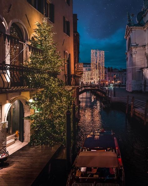 Christmas in Venice Venice Italy Christmas, Christmas In Venice, Venice December, Venice Christmas, Italian Christmas Aesthetic, Venice Winter, Christmas In Rome, Winter Honeymoon, Italy Winter