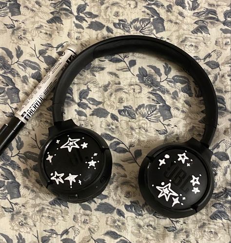 Headphone Design Ideas, Customize Headphones, Headphones Deco, Painted Headphones, Headphone Art, Headphones Decoration, Black Headphones Aesthetic, Headphone Decoration, Custom Headphones