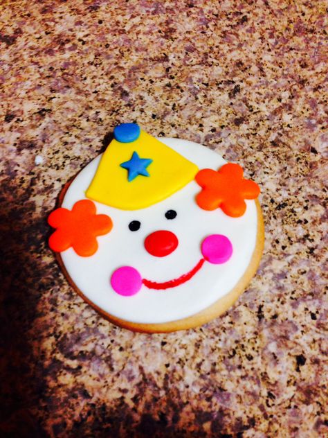 Clown Cookies, Queen Cupcakes, Circus Vbs, Clown Birthday, Cupcake Recipes For Kids, Clown Cake, Summer Cupcakes, Clown Party, Buttercream Cake Decorating