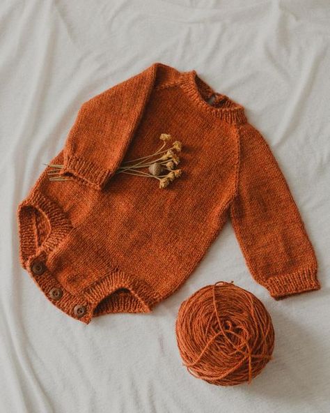 Kids Knitting Patterns, Baby Wishlist, Knit Baby Romper, Handmade Baby Clothes, Ball Of Yarn, Baby Knitwear, Autumn Pattern, Romper Pattern, Knitted Baby Clothes