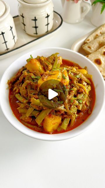 Bhindi Masala Recipe, Punjabi Recipes, Onion Petals, Bhindi Recipe, Bhindi Masala, Punjabi Food, Red Chilli Powder, Recipe Step By Step, Gram Flour