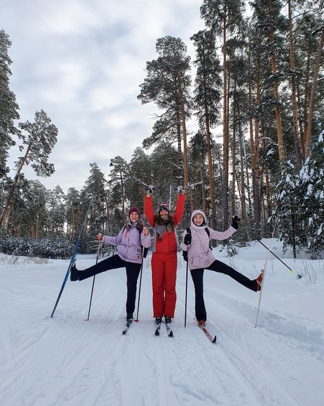 Three girls pozing with skis in a forest. Russian winter. Winter aesthetic. Ski Trip Pictures, Birthday Plan Ideas, Ski Pictures, Snow Night, Russian Winter, Three Girls, Ski Girl, Friend Poses Photography, Poses Photography