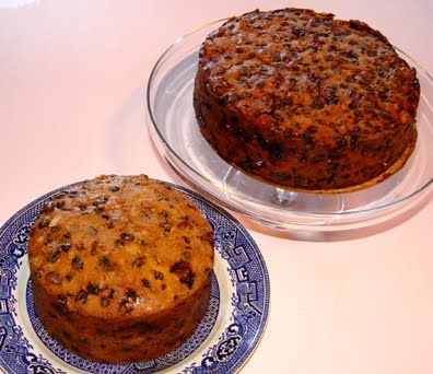 Irish Christmas Cake - Ciste Nollag from Patternpatisserie Dundee Cake, Christmas Cake Recipe, Christmas Fruit Cake, Milk Fruit, Fruit Cake Christmas, Irish Christmas, Tall Cakes, Fruitcake Recipes, Christmas Fruit