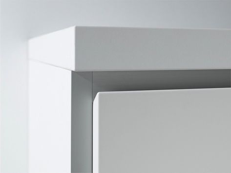 Bulthaup Linear Kitchen Detail/Remodelista Closed Kitchen Ideas, Pulls For Kitchen Cabinets, Linear Kitchen, Flatpack Kitchen, Millwork Details, Cabinet Detailing, Minimal Kitchen, London Kitchen, Joinery Details