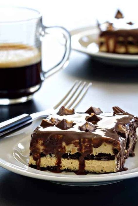 Peanut butter cup eclair cake is everything a chocolate and peanut butter lover could want in a dessert. Plus it's no-bake - perfect for summer! Peanut Butter Eclair, Eclair Cake Recipes, Eclair Cake, Chocolate And Peanut Butter, Peanut Butter Desserts, Peanut Butter Cup, Peanut Butter Lovers, Peanut Butter Recipes, Piece Of Cake