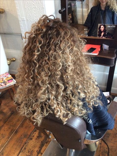 Curly Blonde Brown Hair, Full Blonde Curly Hair, Curly Hair With Blonde Balayage, Sandy Blonde Highlights Curly Hair, Light Brown To Blonde Balayage Curly Hair, Long Curly Hair Balayage, Blonde Highlighted Curly Hair, Curly Hair Salon Ideas, Light Blonde Highlights Curly Hair