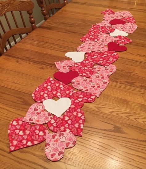 Diy Valentines Table Runner, Quilted Valentine Projects, Heart Table Runner Pattern, Valentine Fabric Crafts, Diy Valentines Table Decorations, Valentines Day Sewing Projects, Valentines Sewing Projects, Valentines Placemats, Valentines Table Runner