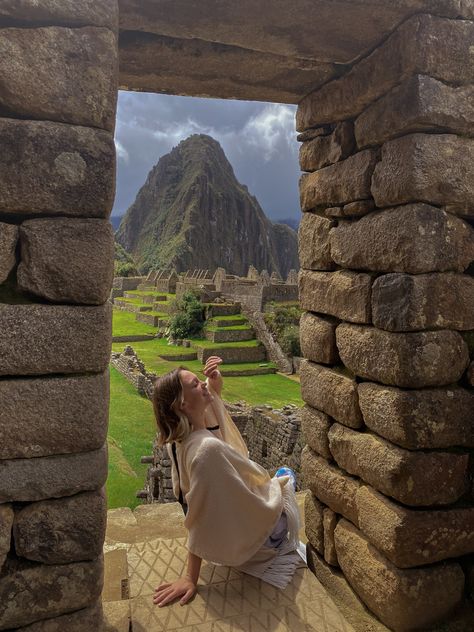 Machu Picchu Picture Ideas, Peru Pictures Ideas, Peru Instagram Photos, Outfits For Peru, Machu Pichu Outfits Women, Cusco Peru Outfit, Cuzco Peru Outfit, Outfits Cusco Peru, Cusco Aesthetic