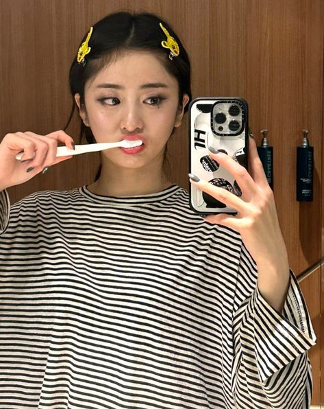 Yunjin | le | sserafim | ssera | mirror | pic Yunjin Kim, Huh Yunjin, Photoshoot Themes, Mirror Pic, Crazy Kids, Selfie Poses, My Only Love, Insta Story, Instagram Update