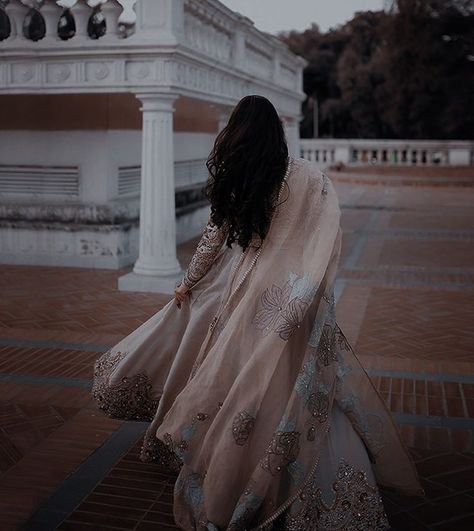 South Asian Aesthetic, Desi Love, Royalty Aesthetic, Royal Aesthetic, Traditional Indian Dress, Casual Indian Fashion, Desi Fashion Casual, Indian Photoshoot, Desi Wedding