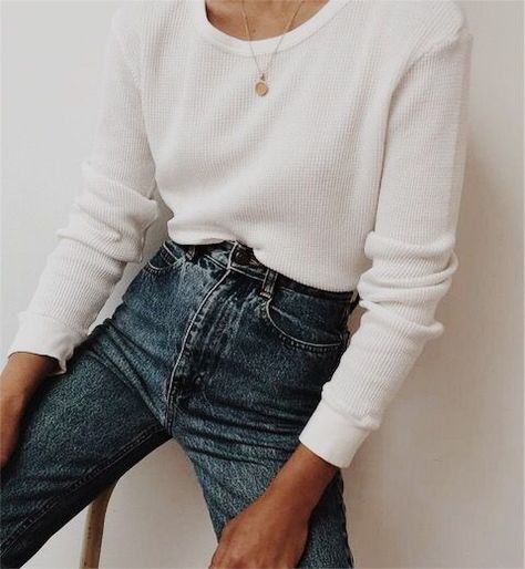 Minimal fall outfits Denim Jeans Fashion, White Denim Jeans, Mode Inspo, Looks Style, Mode Inspiration, White Denim, Outfits Casuales, Who What Wear, Look Fashion