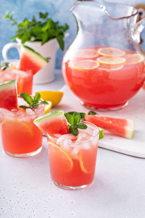 Watermelon Lemonade (Easy & Refreshing) - My Baking Addiction Watermelon Lemonade Recipe, Summer Punch Recipes, Melon Lemonade, Watermelon Festival, Homemade Strawberry Lemonade, Watermelon Punch, Lemonade Punch, Simple Cocktail, Lemon Vodka