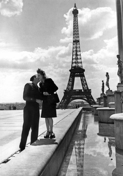 Paris Couple Aesthetic, 40s Aesthetic, 1940s Aesthetic, Liberation Of Paris, Soldier Love, Life In The Countryside, Paris Couple, Old Fashioned Love, Ww2 Soldiers