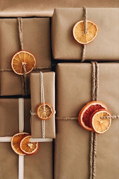 FRUIT ART | NgLp Designs shares eco-friendly dehydrated fruit slices for last minute wrapping instead! Thanks for the idea @twentyventi!" / gift wrap, creative wrapping, ornaments /// #DIYcrafts #giftwrap #creative Natal Natural, Merry Chrysler, Navidad Natural, Săpunuri Handmade, Xmas 2022, European Christmas, Eco Friendly Gift Wrapping, Decor 2023, Natural Christmas Decor