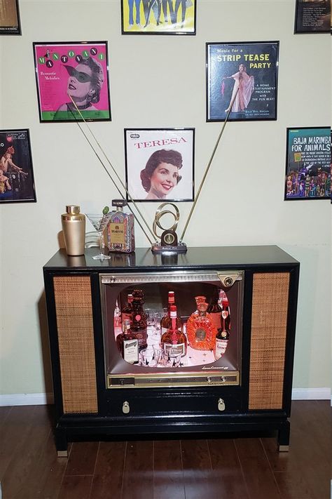 Tv Bar Cart, Tv Bar, Bar Tv, Decorative Ideas, Classic Living Room, Party House, Vintage Tv, Retro Tv, The Bohemian