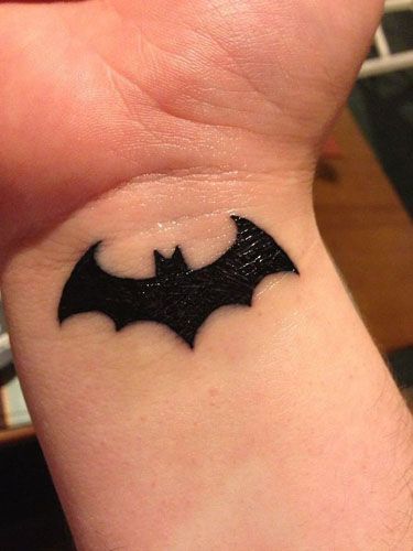 Tattoo Ideas For Men Minimal, Henna Tattoos For Men, Minimal Tattoos For Men, Gothic Hand Tattoo, Henna Kids, Batman Logo Tattoo, Batman Symbol Tattoos, Batman Tattoos, Bats Tattoo Design