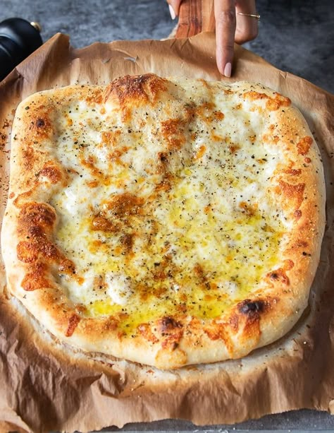 Cacio e Pepe --simple blend of freshly cracked black pepper and pecorino cheese, add that to the perfect no knead pizza dough and you've got the best Cacio e Pepe recipe! Cacio e Pepe pizza will take over your pizza nights! SO GOOD! Turkey Pepperoni Pizza, No Sauce Pizza, New York Pizza Recipe, Best Cheese For Pizza, Suppli Recipe, Pizza No Cheese, Ooni Recipes, Saturday Night Dinner Ideas, Pizza Soup Recipe