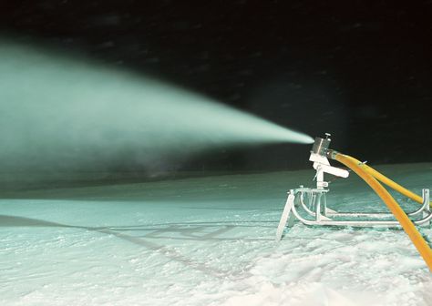 If you want snow, but nature won't cooperate, you can make snow yourself! This is the homemade version of real water ice snow. Here's what you do. Snow Making Machine, Snow Maker, Play Snow, Make Snow, Snow Machine, Snow Images, Snow Activities, Home Snow, Ice Snow