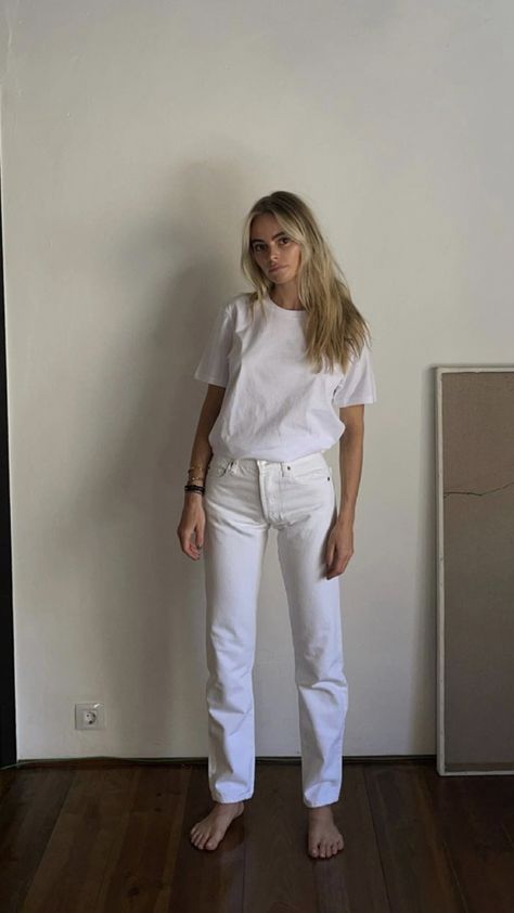 Straight Jeans Outfits, Straight Jeans Outfit, Vintage Straight Jeans, Minimal Wardrobe, White Jeans Outfit, Jeans Outfits, White Outfit, Denim Style, Jeans Outfit