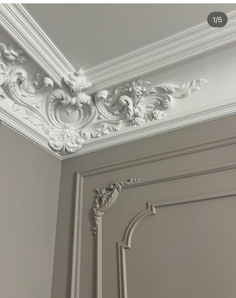 Italian Ceiling Design, Victorian Ceiling Design, Luxury Classic Interior, Wall Molding Ideas, Crown Molding Ceiling, Cornice Ceiling, Crown Molding Ideas, Coffered Ceiling Ideas, Posh Room