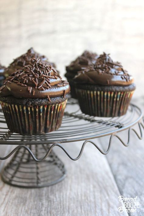 Triple Chocolate Jack Daniel's Cupcakes are totally to die for! Dark chocolate cupcakes with whiskey ganache and rich buttercream are a boozy dessert done right! Jack Daniels Cupcakes, Alcohol Cakes, Boozy Cupcakes Recipes, Whiskey Cupcakes, Boozy Baking, Boozy Treats, Bread Booze Bacon, Boozy Cupcakes, Dark Chocolate Cupcakes