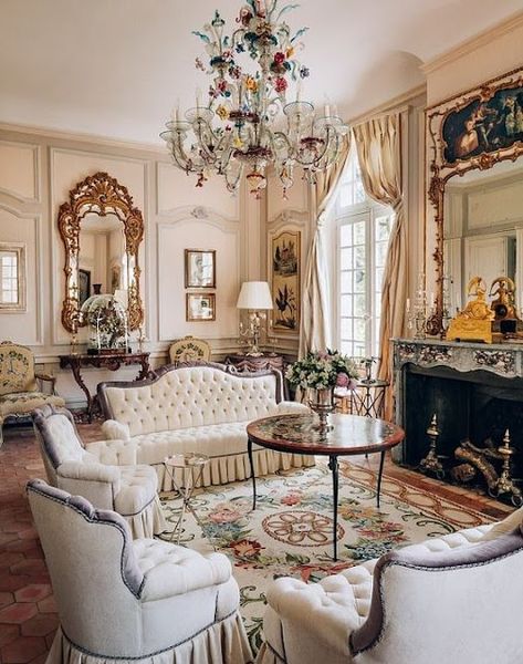 Eye For Design: Decorating French Style With Louis XV Console Tables Modern Victorian Furniture, Victorian Office Decor, Country Victorian Homes, Victorian Bedroom Furniture, Victorian Style Interior, Living Room Victorian, Modern Victorian Decor, Regal Decor, French Style Living Room