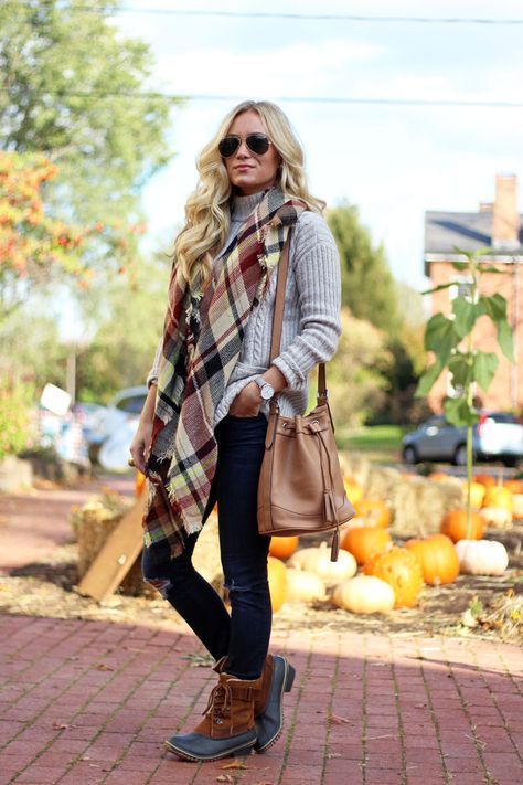 STYLE // Turtleneck Sweater + Bean Boots Sperry Duck Boots Outfit Fall, Duckboot Outfits, Duck Boots Outfit Fall, Sperry Duck Boots Outfit, Duck Boot Outfits, Duck Boots Outfit, Style Turtleneck, Boating Outfit, Fall Jeans