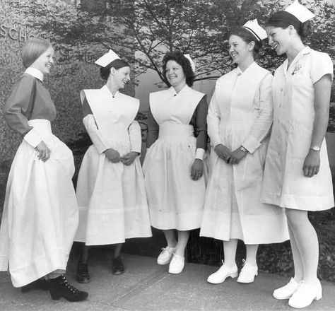 Nurse uniforms thru the years: The first class of student nurses entered Royal Columbian Hospital in 1901 – the era of the horse and buggy doctor and a Victorian way of life. The last class graduated in 1978 History Of Nursing, Nurse Pics, Women In White, Blouse Nylon, Professional Nurse, Nurse Rock, Vintage Nurse, Florence Nightingale, Nursing Career