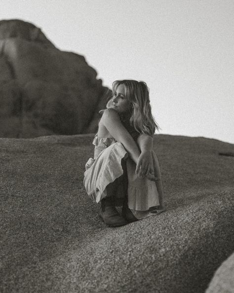 Iasis in the desert Desert Photoshoot Friends, Desert Senior Photos, Joshua Tree Photoshoot Women, Desert Pictures Ideas, Desert Senior Pictures, Desert Portraits, Joshua Tree Photoshoot, Arizona Photoshoot, Desert Photo Shoot