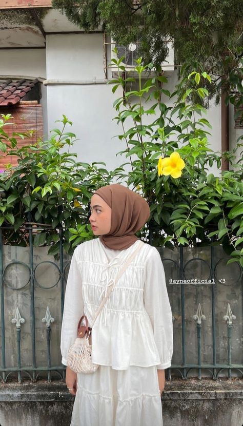 Vintage Outfit Hijab, Beige Hijab Outfit, Cream Hijab, Beige Hijab, Hijabi Ootd, Ruangan Studio, Simple Hijab, Muslim Style, Eid Outfit