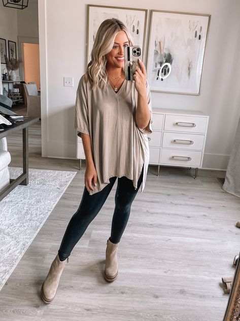 Women Tunic Tops Summer, Summer Tunic Outfits, Tunic Shirt Outfit, Tunic Outfit Ideas, Tunic Outfit Summer, Coaching Outfits, Boho Mom Outfits, Hair Dresser Outfits, Alexa Anglin