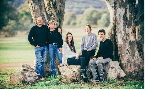 Family portrait with adult children Family Of 5 Photo Poses, Older Family Photos, Adult Family Poses, Adult Family Photos, Ideas For Family Photos, Large Family Pictures, Large Family Photography, Family Photo Outfits Winter, Big Family Photos