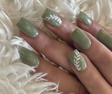 Gel Nail Green Colors, Safe Green Acrylic Nails, Green Fingernail Designs, Sage Gel Nail Designs, Nails For Eucalyptus Dress, Nail Art Designs Sage Green, Tip Nail Designs French, Sage Green Short Nails Design, Square Nails Green Design