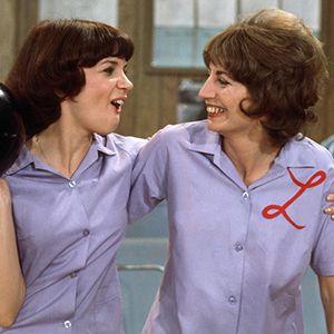 Laverne & Shirley . . . A spin-off of Happy Days, Laverne & Shirley wasn't so in-your-face with the 1950s nostalgia, but it helped continue the trend that American Graffiti and Happy Days helped build. Female Duos, Cindy Williams, Laverne & Shirley, 1970s Tv Shows, Duo Costumes, Funny Girls, Old Tv Shows, Old Tv, Best Tv Shows