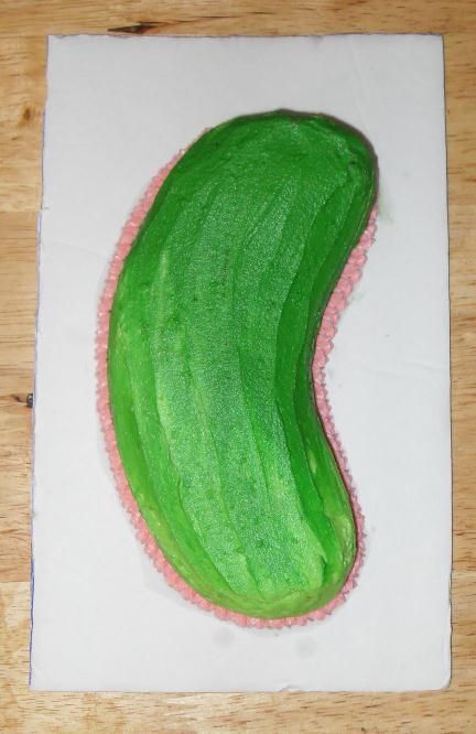 Pickle cake, it is also a pickle flavored cake ;) Pickle Themed Party Food Ideas, Pickle Cake Decoration, Pickle Cake Ideas, Pickle Decorated Cookies, Pickle Birthday Cakes, Pickle Party Theme, Pickle Cake, Pickle Birthday, Jeep Birthday