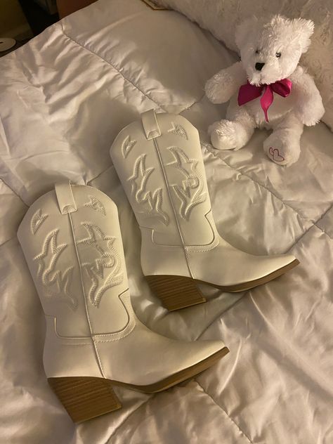 White Cowboy Boots Aesthetic, Lana Del Rey Cowgirl, Cowgirl Boots White, Lover Fits, Cowboy Boots Aesthetic, White Cowboy Boots Outfit, Cowboy Boots White, Coquette Lana Del Rey, Movie Outfit