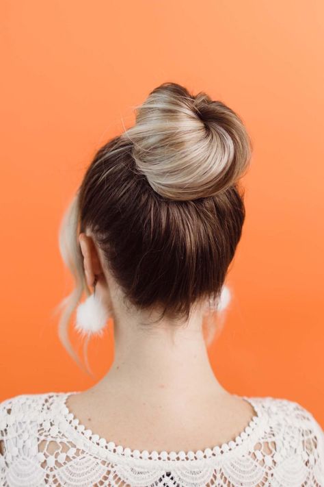 How to Style a Donut Bun - A Beautiful Mess Doughnut Bun, Donut Bun Hairstyles, Donut Bun, Hair Donut, Hairstyle Youtube, Short Hair Bun, Easy Bun Hairstyles, Hair Bun Tutorial, Cute Curly Hairstyles