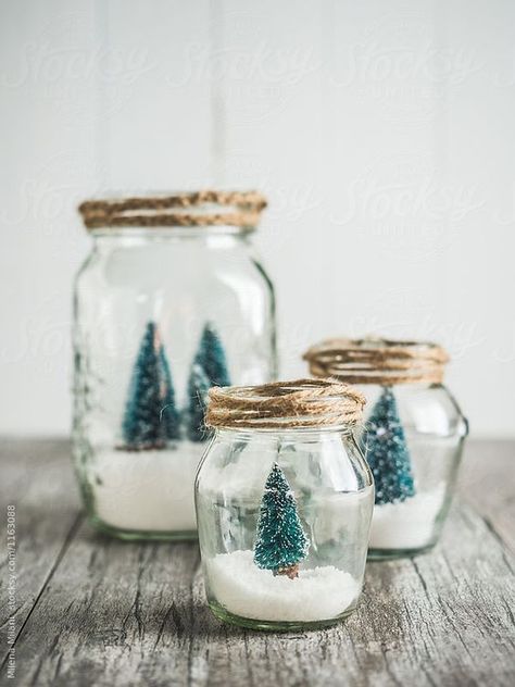 DIY Noël : découvrez 10 idées de décoration à faire avec des bocaux en verre Diy Snow Globe, Homemade Christmas Decorations, Noel Diy, Xmas Diy, Christmas Mood, Christmas Decorations To Make, Homemade Christmas, Christmas Deco, Xmas Decorations