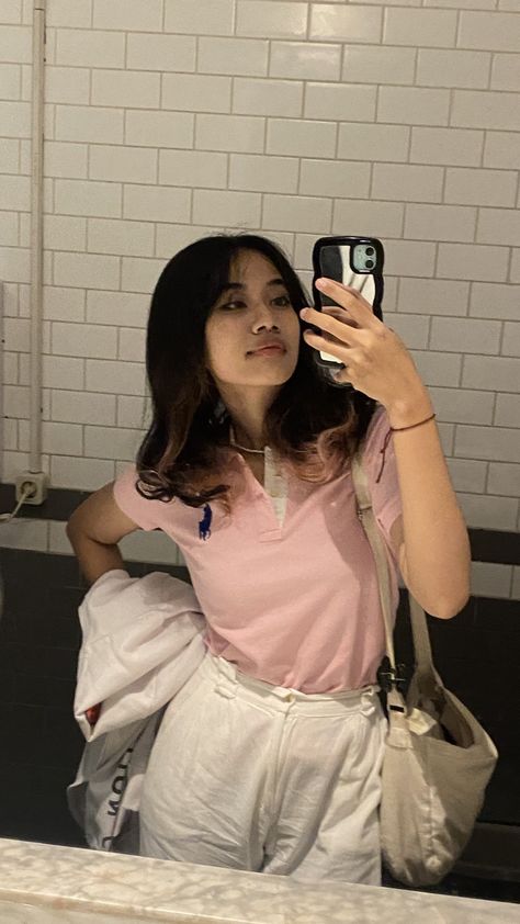 Pink Polo Outfit, Pink Polo Shirt Outfit Woman, Selfie Poses For Women, Best Selfie Poses, Selfie Pose Ideas, Polo Shirt Outfit Women's, Pink Shirt Outfit, Selfie Studio, Ideas Pose