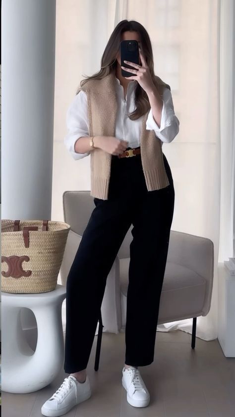 Classic Chic Outfits, Chic Outfits Edgy, Stylish Business Outfits, Chic Work Outfit, Capsule Wardrobe Casual, Simple Casual Outfits, Blazer Outfits Casual, Casual Work Outfits Women, Blazer Outfits For Women