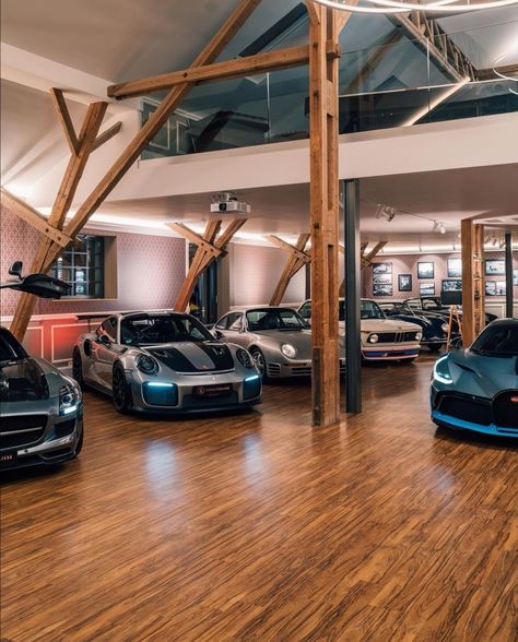 Garage Goals, Car Showroom Design, Big Garage, Garage Design Interior, Auto Garage, Luxury Car Garage, Car Barn, Dream Car Garage, Luxury Garage