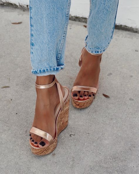 Shoes by Alexandria Brandao (@alexandriabrandao) • Instagram photos and videos Rose Gold Wedges, Date Shoes, Formal Heels, Comfy Heels, Nude Wedges, Gold Wedges, Basic Heels, Gold Heels, Platform Wedge Sandals