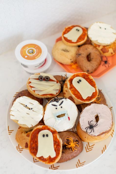 These fun Halloween bagels will be an absolute hit with your family! Perfect ideas for Halloween breakfast, lunch, or snack. Get easy instructions on how to create this creepy and delicious food hack. Halloween Bagels, Bagel Snacks, Halloween Fruit Salad, Easy Halloween Breakfast, Fall Lunch Ideas, Halloween Breakfast Ideas, Halloween Treat Recipes, Bake Halloween, Magic Cookie Bar Recipe