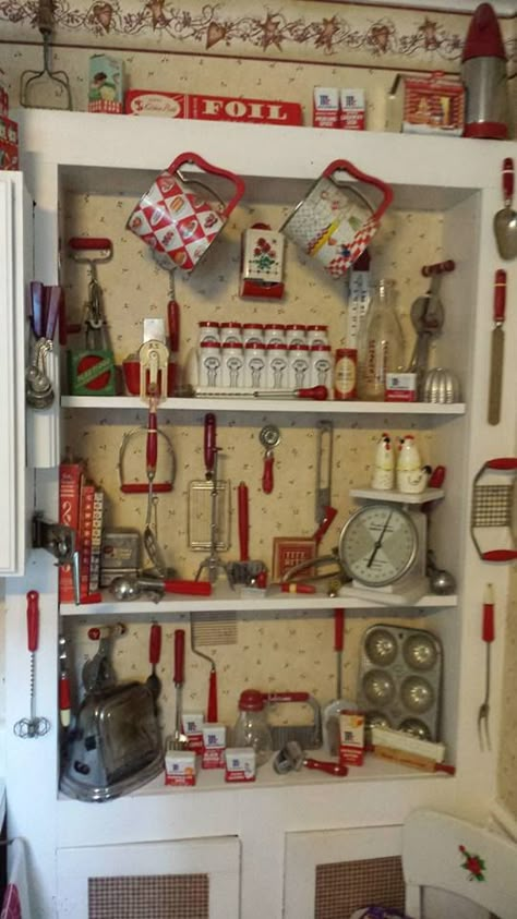 Red Hoosier Cabinet, Antique Kitchen Utensils, Vintage Kitchen Ideas, Vintage Store Displays, Kitchen Vignettes, Red And White Kitchen, Hoosier Cabinet, Vintage Cupboard, Vintage Kitchen Utensils