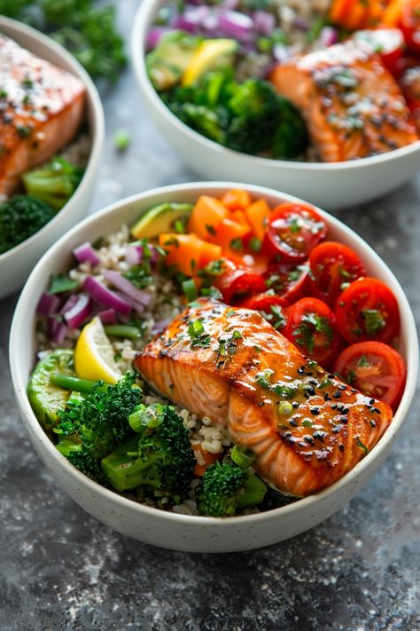 Looking for a quick and nutritious meal idea? Try making salmon bowls! These salmon bowl recipes are not only healthy but also easy to prepare, perfect for busy days. Whether you're into meal prepping or want a delicious lunch option, these salmon bowls have got you covered. Packed with protein, omega-3 fatty acids, and colorful veggies, these bowls will keep you satisfied and energized throughout the day. Sommer Mad, Bowls Recipes, Bowl Meals, Healthy Bowls Recipes, Salmon Bowl, Poke Bowls, Power Bowls, Healthy Bowls, Buddha Bowls