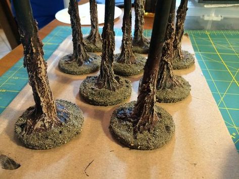 How To Make Awesome Tabletop Trees: a quick how to... Dnd Diy, Dnd Crafts, Dnd Mini, Warhammer Terrain, 40k Terrain, Game Terrain, Toy Trains, Model Tree, Model Train Sets