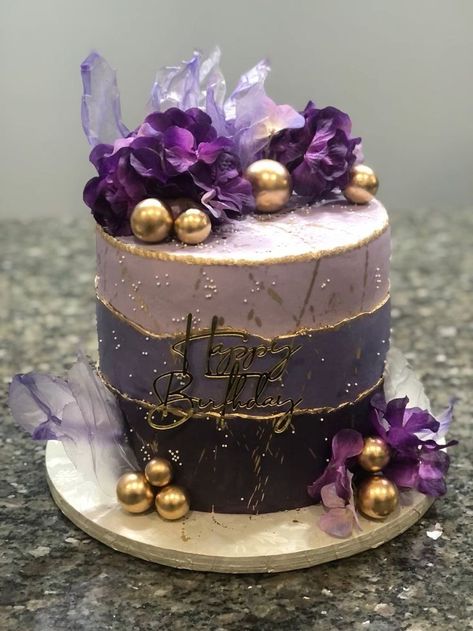 Purple Black Gold Birthday Cake, 18th Birthday Ideas Purple, Purple Gold Birthday Party Decoration, Purple And Gold Cakes, Black And Purple Birthday Cake, Birthday Cake Purple And Gold, Purple Black Cake, Purple Quince Cake, Purple And Gold Birthday Cake