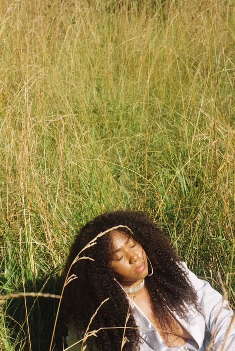 Grass Photoshoot Ideas, Grass Photoshoot, Woman Laying, Afro Samurai, Spring Photoshoot, Flower Photoshoot, Grad Photoshoot, Pic Pose, Photoshoot Themes